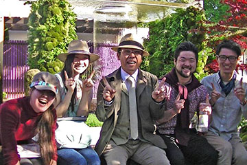 Japanese_students_help_with_garden_designer’s_exhibition_at_RHS_Chelsea
